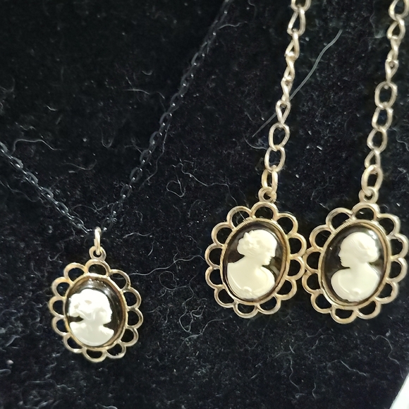 Elegant Cameo Necklace and Earring Set - Picture 5 of 5